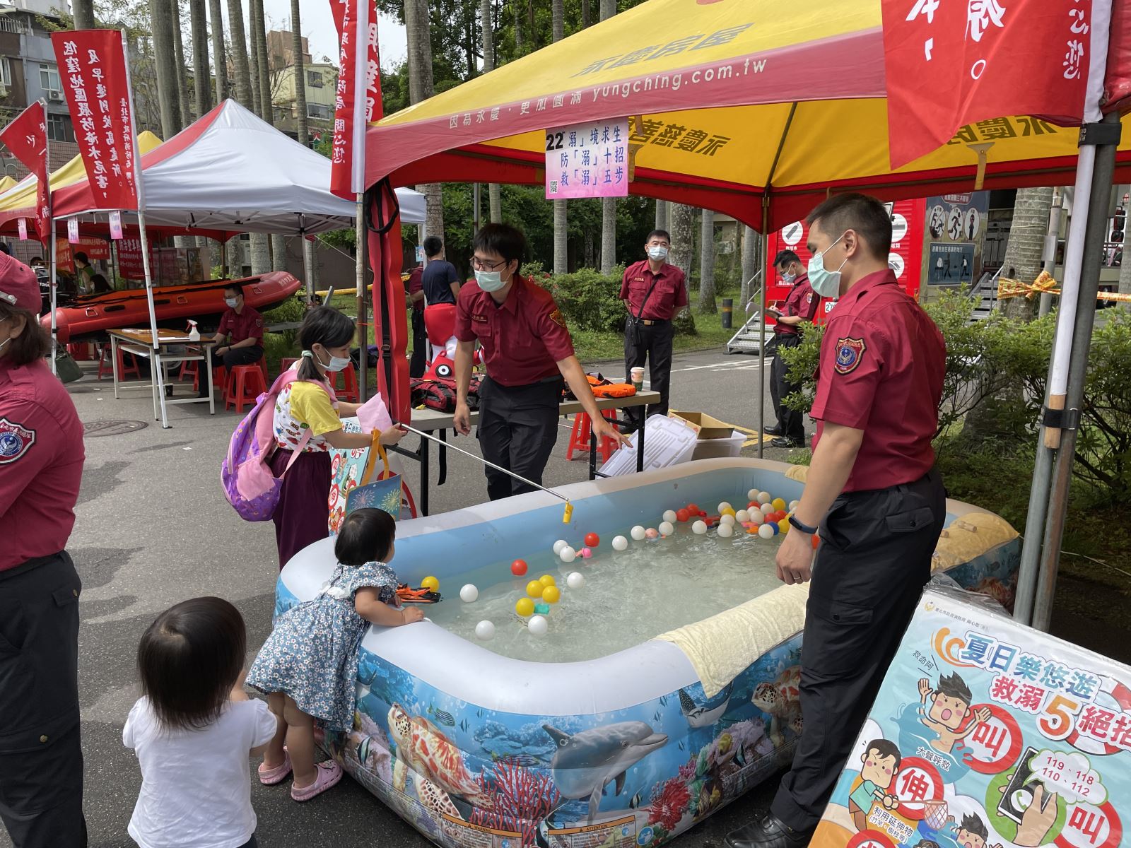宣導防溺知識,民眾於宣導攤位旁操作叫叫申拋滑動作