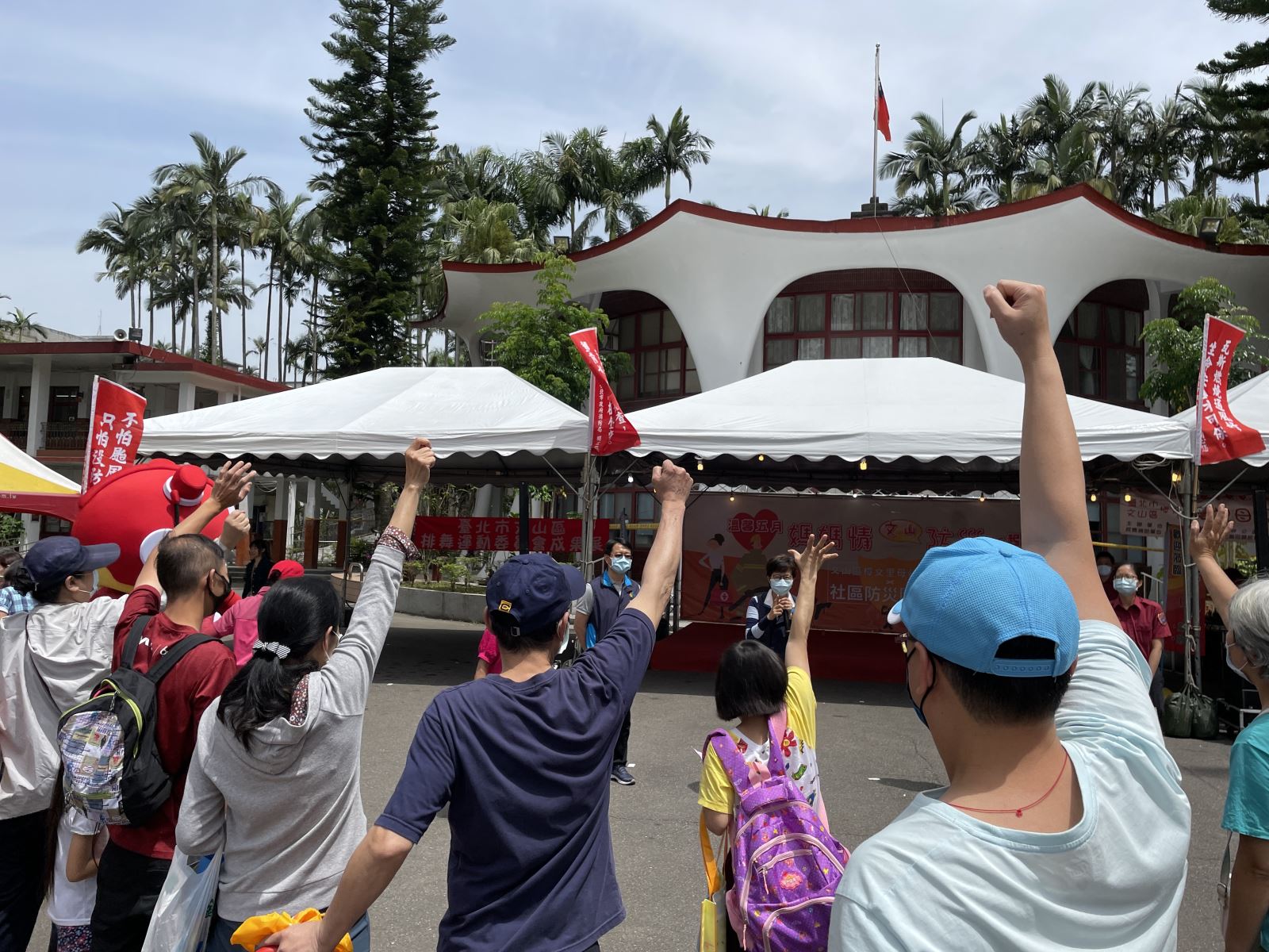 防災宣導有獎徵答,現場民眾踴躍舉手參與