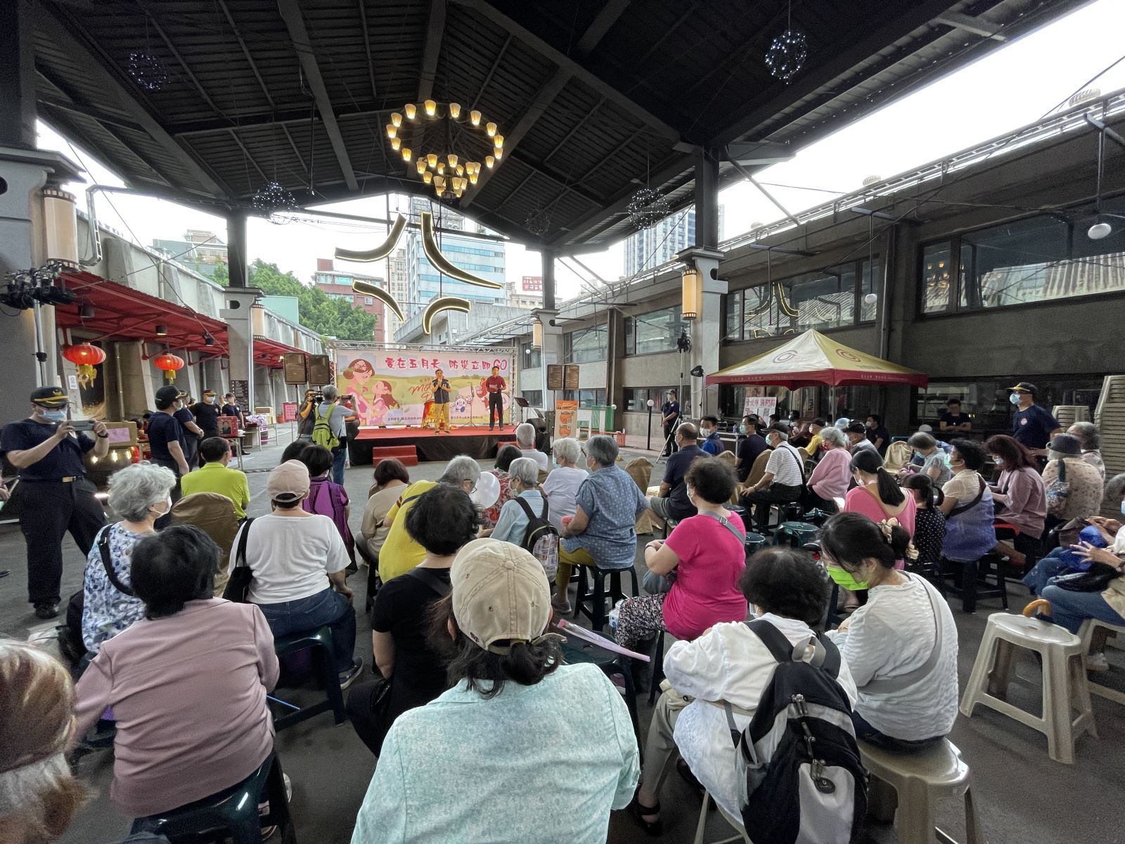 民眾熱情參與防災宣導活動，聚集在舞台前欣賞表演節目