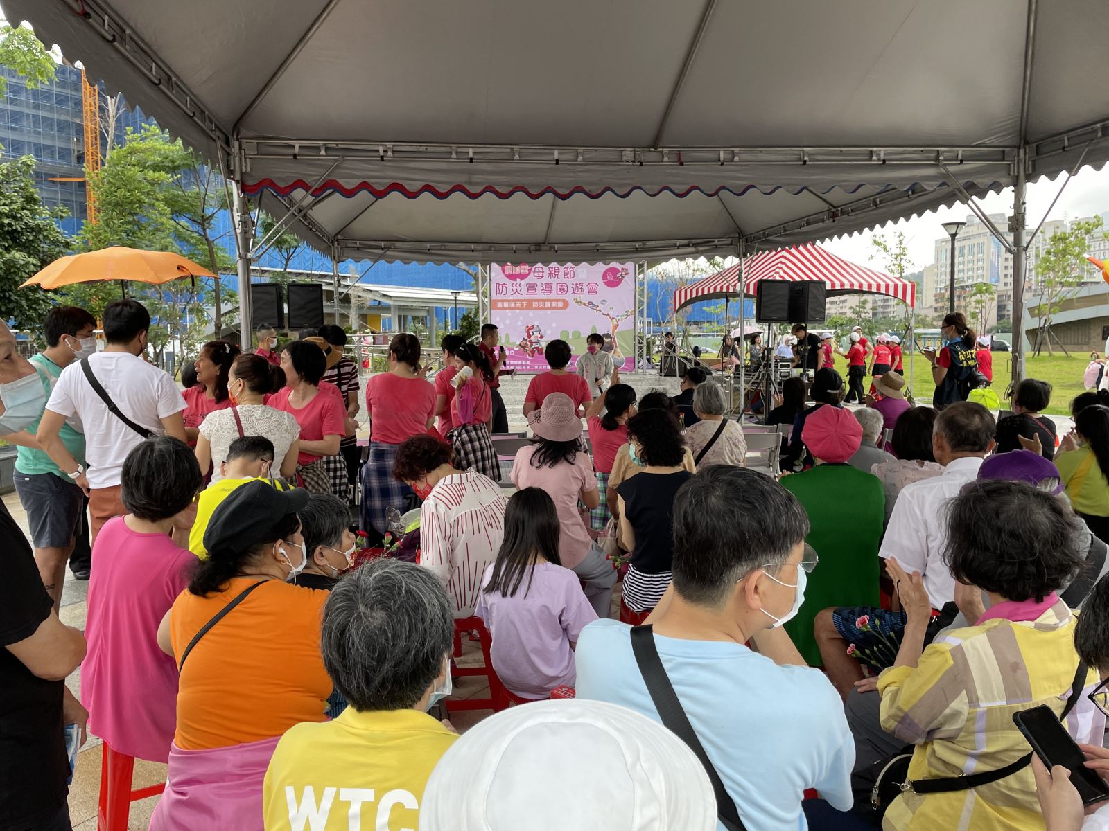 宣導活動,民眾踴躍參與並聚集在舞台前