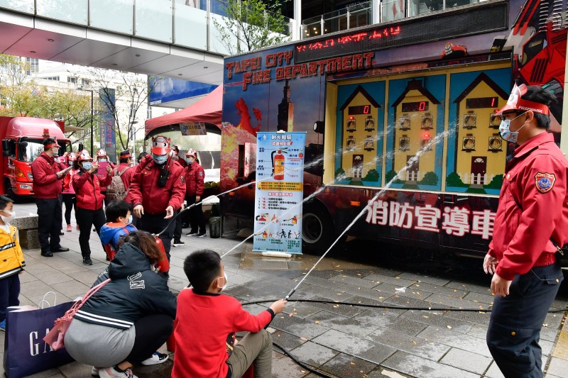 110年119防災宣導活動，防民於眾火宣導車攤位操作水滅火器情形。